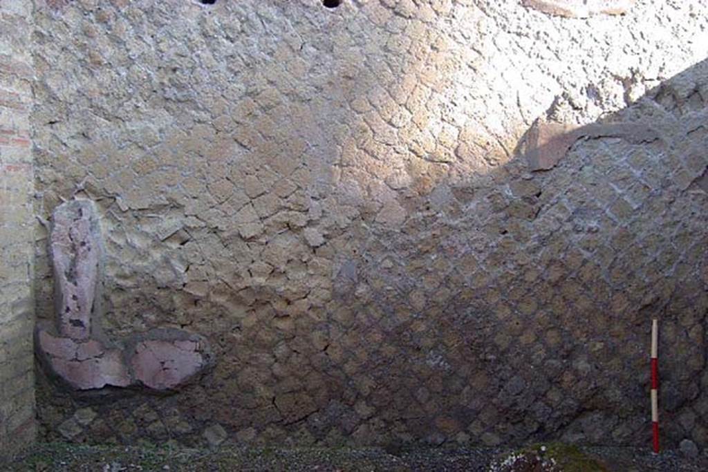Ins Or II, 11, Herculaneum. January 2002. Looking towards west end of north wall of shop-room.
Photo courtesy of Nicolas Monteix.